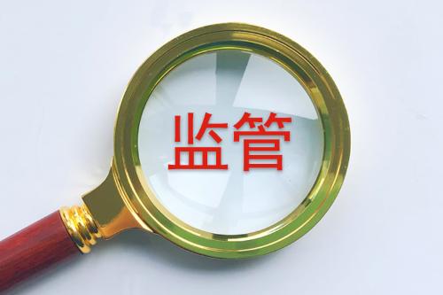 西安一轿车失控撞上公交站台
