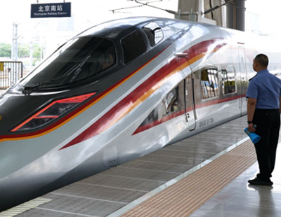 西安一轿车失控撞上公交站台